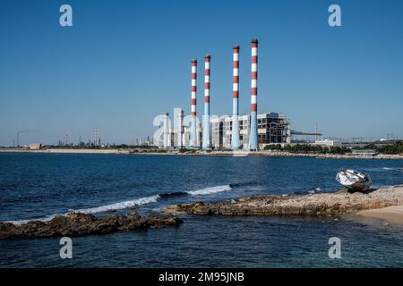 Martigues (Francia sud-orientale): La centrale termale Martigues Ponteau, turbina a gas a ciclo combinato, sulla riva del Mar Mediterraneo. La f Foto Stock