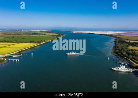 Port-Saint-Louis-du-Rhone (Francia sud-orientale): Il traghetto Barcarin sul fiume Rodano, che collega Port-Saint-Louis e Salin-de-Giraud, Delta del Foto Stock