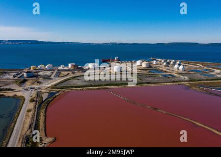 Berre-l'Etang (Francia sud-orientale): Nave che trasporta gas naturale liquefatto nel porto di la Pointe vicino alle saline di Berre Foto Stock