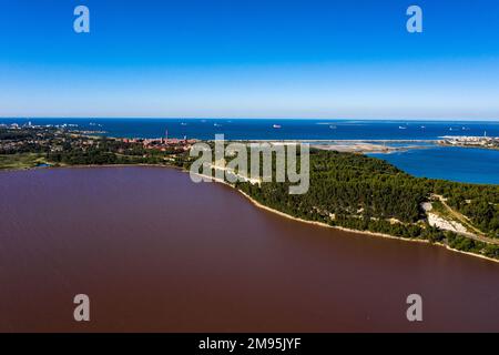 Vista aerea dello Stagno di Engrenier a Fos-sur-Mer con il massiccio del Castillon, la costa e il Mar Mediterraneo. Vista dello stabilimento di Imerys a Fos-s. Foto Stock