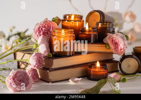 Un set di candele aromatiche diverse in vasetti di vetro marrone