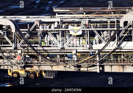 Inden, Germania. 17th Jan, 2023. Gli attivisti occupano un escavatore a ruote motrici nella miniera di lignite Inden opencast. Dopo lo sfratto di Lützerath, gli oppositori del carbone hanno continuato le loro proteste martedì mattina in diverse località della Renania settentrionale-Vestfalia. Nella miniera di lignite di Inden opencast fu occupato un escavatore a ruote-benne, che poi doveva interrompere il lavoro. Credit: Federico Gambarini/dpa/Alamy Live News Foto Stock