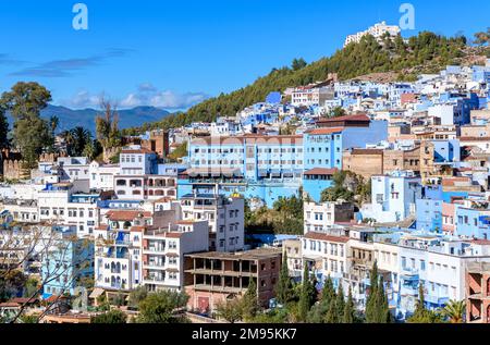 Un paesaggio urbano della bellissima città di Chefchaouen in Marocco. Conosciuta come Chaouen, la Perla Blu, la Città Blu o شفشاون الجوهرة الزرقاء . Foto Stock