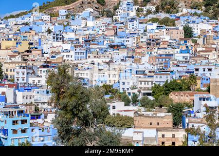 Un paesaggio urbano della bellissima città di Chefchaouen in Marocco. Conosciuta come Chaouen, la Perla Blu, la Città Blu o شفشاون الجوهرة الزرقاء . Foto Stock