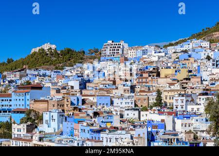 Un paesaggio urbano della bellissima città di Chefchaouen in Marocco. Conosciuta come Chaouen, la Perla Blu, la Città Blu o شفشاون الجوهرة الزرقاء . Foto Stock