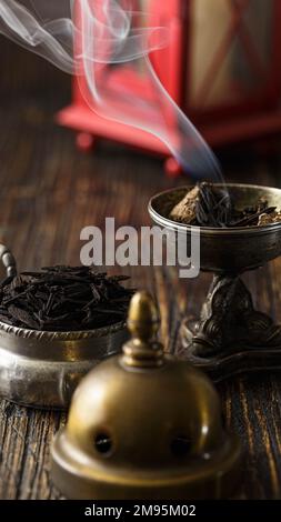 Atmosfera aromatica: Trasforma il tuo spazio vivente con Burning Incense Foto Stock