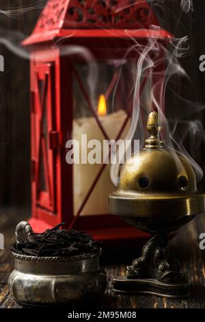 Terapia nostalgica: Rilassate i vostri sensi con incense Burning in un ambiente vintage Foto Stock