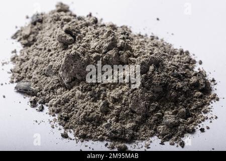 Frassino di legno su sfondo bianco, la polvere grigia contrasta con lo sfondo bianco, creando un'immagine ad alto contrasto. Foto Stock