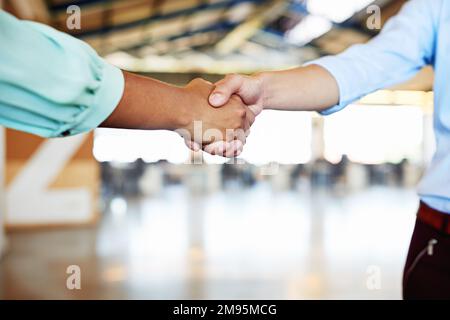 Accordo, collaborazione e B2B handshake di persone d'affari per etiquette e rispetto aziendale. Partnership, fusione e accordo con il professionista Foto Stock