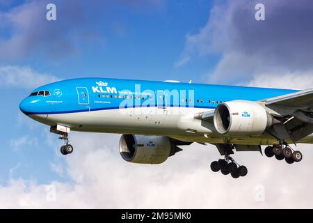 Amsterdam, Paesi Bassi - 8 ottobre 2022: Aereo KLM Boeing 777-200ER all'aeroporto Schiphol di Amsterdam (AMS) nei Paesi Bassi. Foto Stock