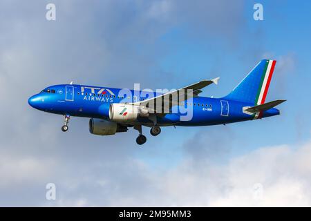 Amsterdam, Paesi Bassi - 8 ottobre 2022: Aereo ITA Airways Airbus A319 all'aeroporto Schiphol di Amsterdam (AMS) nei Paesi Bassi. Foto Stock