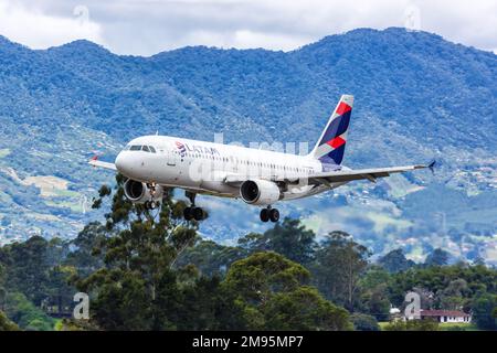 Medellin, Colombia - 19 aprile 2022: Aereo LATAM Airbus A320 all'aeroporto Medellin Rionegro (MDE) in Colombia. Foto Stock