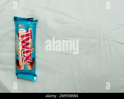Twix minis cookie bars su sfondo blu.Twix è una tavoletta di cioccolato prodotta da Mars, Inc Foto Stock