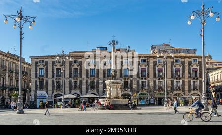 Piazza del Duomo con la fontana dell'elefante simbolo della città di Catania. Catania, Sicilia, Italia, Europa Foto Stock