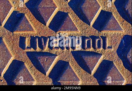 Rusty Liverpool, griglia stradale in ghisa goffrata, Merseyside, Inghilterra, Regno Unito, L1 2SF Foto Stock