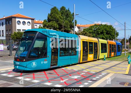 Tenerife, Spagna - 22 settembre 2022: Tram leggero Alstom Citadis 302 sulla linea L1 a Padre Anchieta fermata dei mezzi pubblici a Tenerife, Spagna. Foto Stock