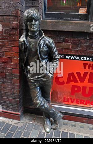 Segno & John Lennon statua, a Cavern Walks, The Cavern Club, pub e altri luoghi, 10 Mathew St, Liverpool, Merseyside, Inghilterra, REGNO UNITO, L2 6RE Foto Stock