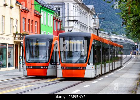 Bergen, Norvegia - 18 agosto 2022: Trasporto di transito ferroviario leggero Bybanen in via Kaigaten a Bergen, Norvegia. Foto Stock