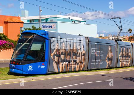 Tenerife, Spagna - 22 settembre 2022: Tram leggero Alstom Citadis 302 sulla linea L1 alla fermata Gracia con i mezzi pubblici Intimissimi ad su Tene Foto Stock