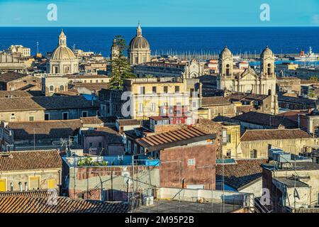 Veduta aerea dei tetti, delle cupole e del campanile della Basilica Cattedrale di Sant'Agata e dell'Abbazia di Sant'Agata. Catania, Sicilia, Italia, Europa Foto Stock