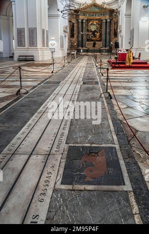 Chiesa di San Nicolò l'Arena, la grande meridiana tracciata sul pavimento del transetto da due astronomi, uno tedesco e uno danese. Catania, Sicilia Foto Stock
