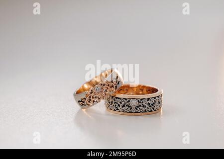 Gli anelli di nozze del progettista che si trovano sulla superficie. Due anelli di nozze. Foto Stock