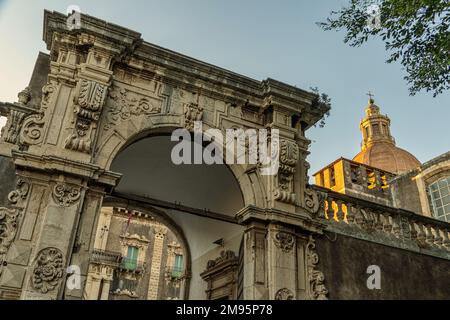 Il maestoso ingresso al Monastero Benedettino, sede dell'Associazione dei Laboratori culturali. Catania, Sicilia, Italia, Europa Foto Stock