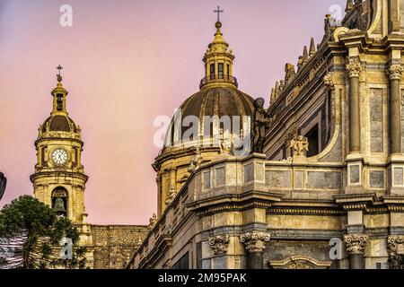 La cupola e il campanile della Basilica Cattedrale di Sant'Agata illuminata dalla calda luce del tramonto invernale. Catania, Sicilia, Italia, Europa Foto Stock