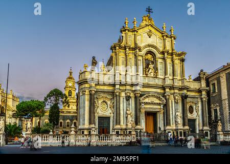 La facciata della Basilica Cattedrale di Sant'Agata al tramonto. Catania, Sicilia, Italia, Europa Foto Stock