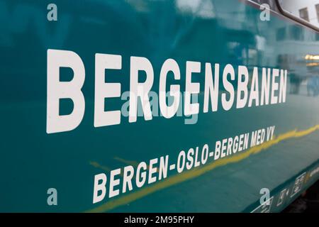 Bergen, Norvegia - 18 agosto 2022: Iscrizione su un treno della linea Bergen Bergensbanen alla stazione ferroviaria di Bergen, Norvegia. Foto Stock