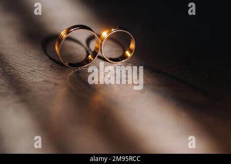 Gli anelli di nozze del progettista che si trovano sulla superficie. Due anelli di nozze. Foto Stock