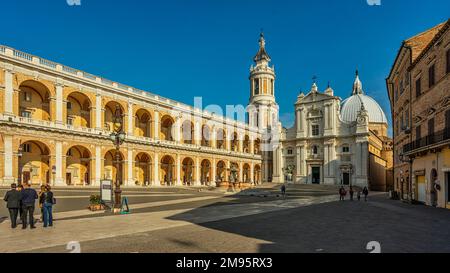 Facciata della Basilica di Loreto, la fontana monumentale e il Palazzo Apostolico in Piazza della Madonna. Loreto, Provincia di Ancona, Marche, Italia Foto Stock