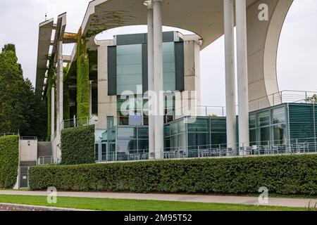 Edifici della Cancelleria lungo la riva Bettina-von-Arnim sul fiume Sprea, Berlino, Germania Foto Stock