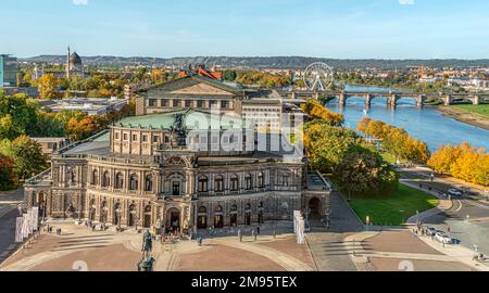 Vista elevata sul Semper Opera e sul fiume Elba nel centro storico di Dresda, Sassonia, Germania Foto Stock