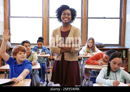 Ritratto, domanda studentesca e insegnante di donna nera in classe o scuola media. Educazione, armi incrociate o ragazzo alzando la mano per rispondere alle domande Foto Stock