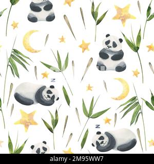 Simpatico panda che dorme e si siede tra foglie di bambù e semi con stelle e luna. Illustrazione acquerello. Motivo senza cuciture su sfondo bianco Foto Stock