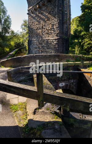 Porta chiusa sul canale Huddersfield a Uppermill, Greater Manchester, Inghilterra Foto Stock