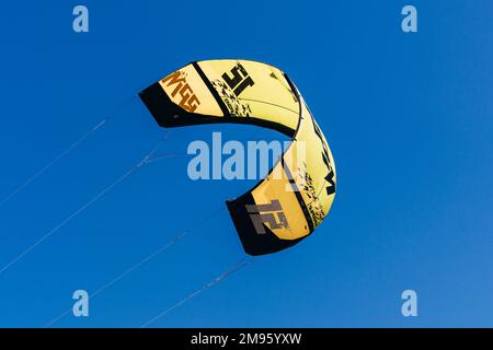 MUI NE, VIETNAM - 4 MARZO 2017: Vela gialla per un aquilone sullo sfondo blu del cielo Foto Stock