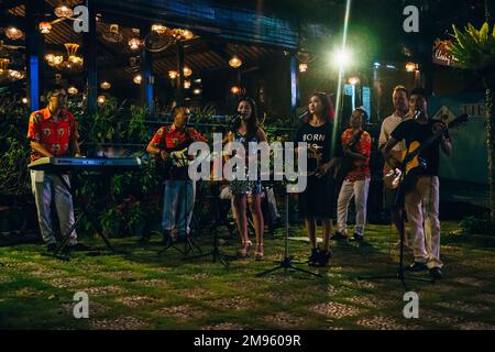 MUI NE, VIETNAM - CIRCA 2017 MARZO: Musicisti di strada si esibiscono di notte Foto Stock