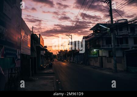 MUI NE, VIETNAM - CIRCA 2017 MARZO: Strada in città la sera al tramonto Foto Stock