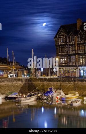 Regno Unito, Inghilterra, Devon, Dartmouth, la barca galleggiava a mezzanotte con barche ormeggiate Foto Stock