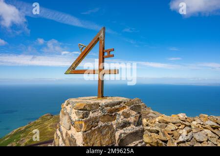 Marcatore sulla cima di Yr Eifl sopra Nant Gwrtheyrn, sulla penisola di Llyn nel Galles settentrionale di Gwynedd Foto Stock