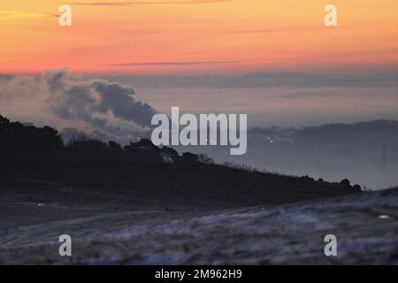 Leicestershire, Inghilterra, 2023. Tempo nel Regno Unito: Durante la notte il gelo ha visto una fredda alba sulla zona di Bradgate Park della città. Credit: James Holyoak/Alamy Live News Foto Stock