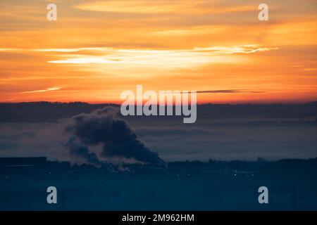 Leicestershire, Inghilterra, 2023. Tempo nel Regno Unito: Durante la notte il gelo ha visto una fredda alba sulla zona di Bradgate Park della città. Credit: James Holyoak/Alamy Live News Foto Stock