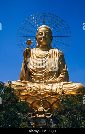 Statua del Grande Buddha dorato seduto a Dalat, Vietnam Foto Stock