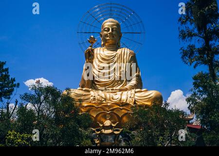 Statua del Grande Buddha dorato seduto a Dalat, Vietnam Foto Stock