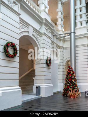 Albero di Natale e corone all'interno del neo-classico Victoria Theatre e Concert Hall Singapore Foto Stock