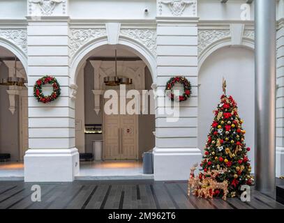 Albero di Natale e corone all'interno del neo-classico Victoria Theatre e Concert Hall Singapore Foto Stock