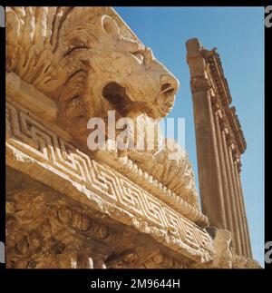 La testa di un leone e le sei colonne del GRANDE TEMPIO DI GIOVE costruito dai Romani sul sito dell'antica città archeologica di Baalbek un tempo chiamata Heliopolis. Foto Stock