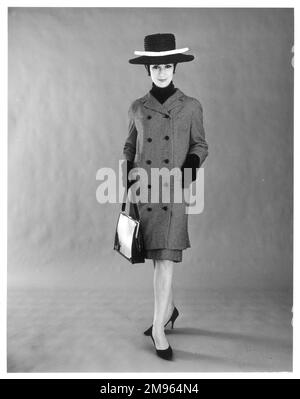 Ritratto completo di una donna pronta ad uscire, indossando il suo cappotto, cappello e guanti. Foto Stock